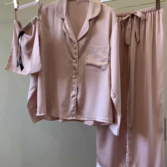 two piece luxury satin silk pajama set - Picture 4 of 7